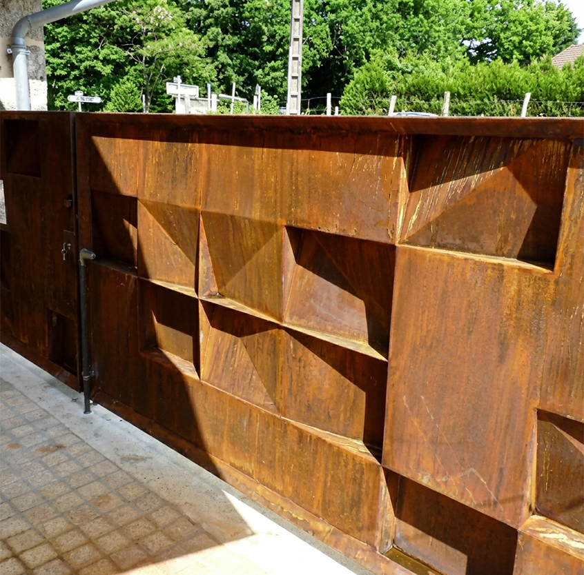 Aménagement de boutique réalisé sur mesure en acier Corten avec une composition géométrique en relief pour créer une identité visuelle contemporaine.