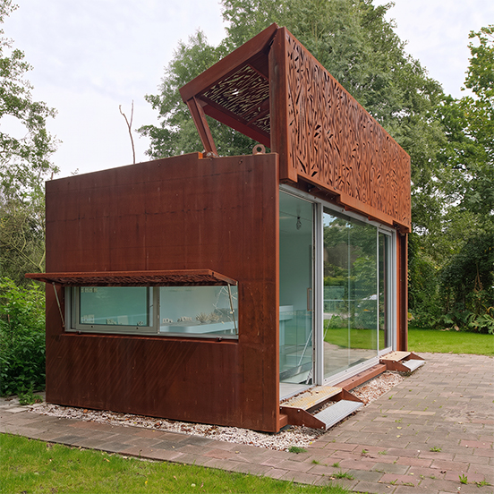 Résidence contemporaine habillée d’un bardage ventilé lisse en acier Corten, complété par des panneaux décoratifs perforés.