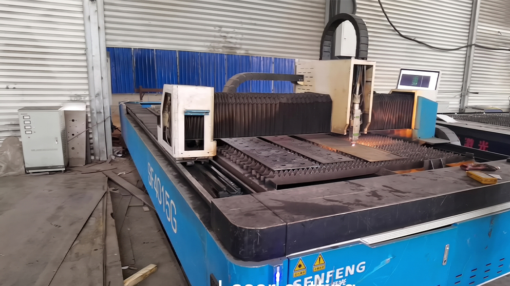 Machine de découpe laser utilisée dans notre atelier au Maroc pour fabriquer avec précision des ouvrages sur mesure en acier Corten.