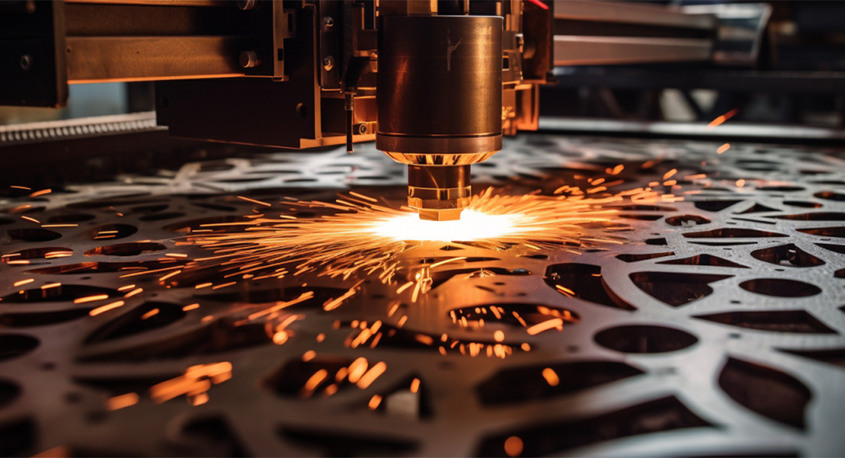 Machine de découpe laser réalisant un motif organique complexe dans un panneau métallique destiné à la fabrication d’un claustra en acier Corten sur mesure.