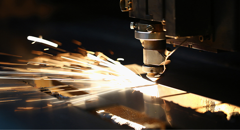 Machine de découpe laser réalisant avec précision des composants métalliques destinés aux systèmes de fixation et aux structures en acier Corten.