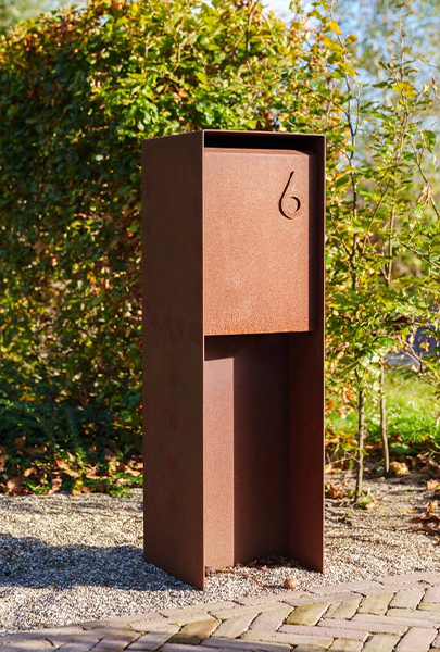 Corbeille extérieure au design minimaliste fabriquée en acier Corten pour l’aménagement d’un jardin ou d’un espace public.
