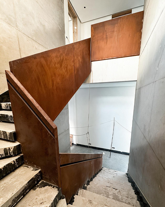 Garde-corps d’escalier intérieur en acier Corten sur mesure