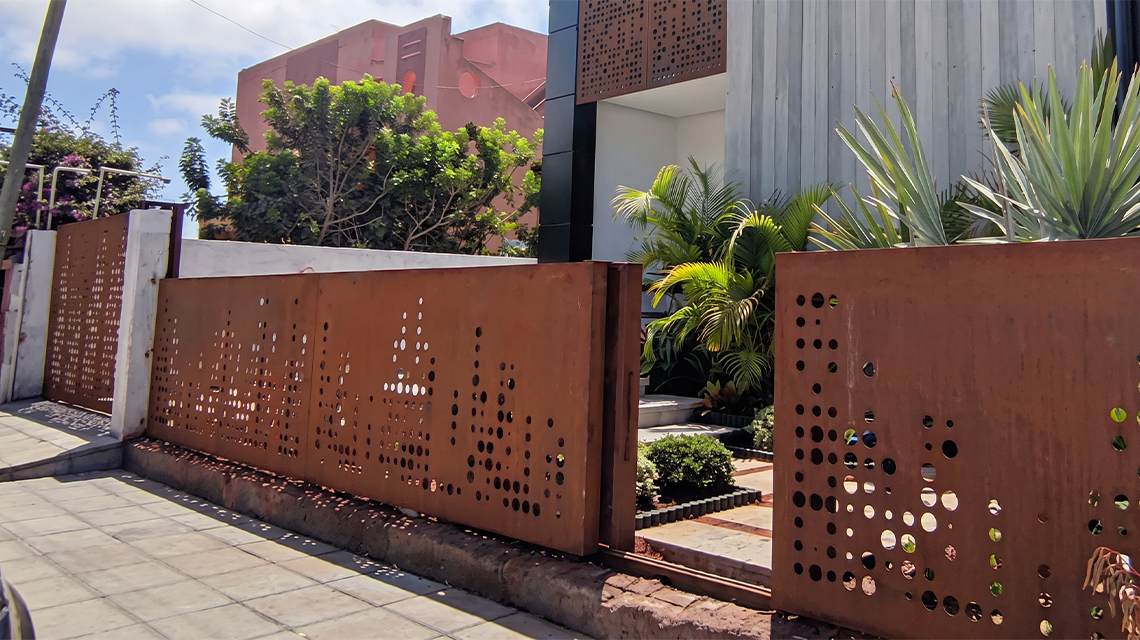 Portail perforé en acier Corten pour résidence contemporaine